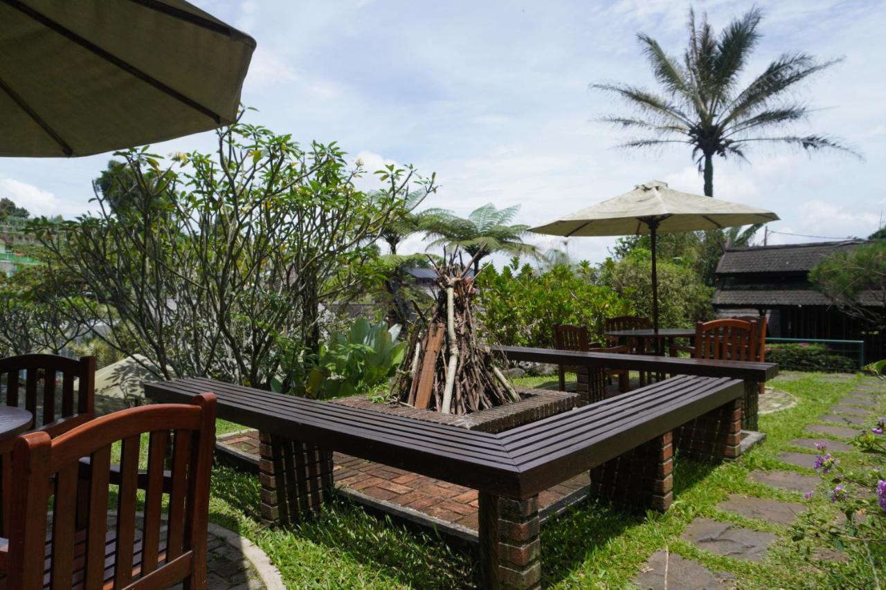Rumah Stroberi Organic Farm & Family Lodge Лембанг Екстериор снимка
