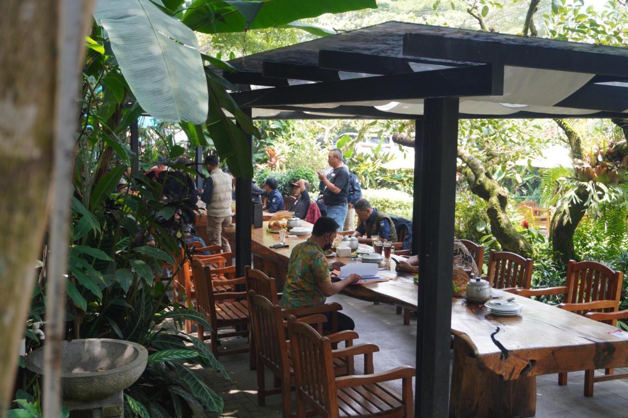 Rumah Stroberi Organic Farm & Family Lodge Лембанг Екстериор снимка