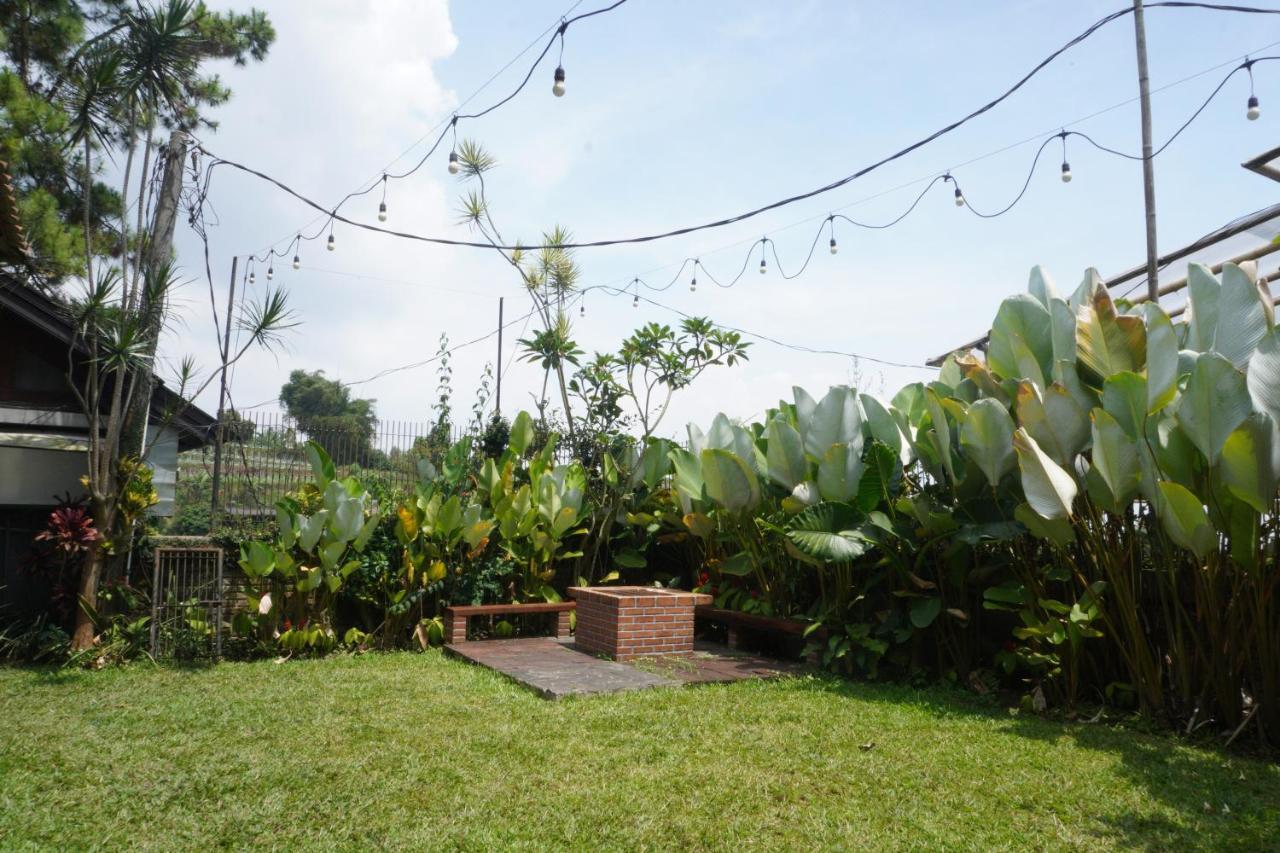 Rumah Stroberi Organic Farm & Family Lodge Лембанг Екстериор снимка