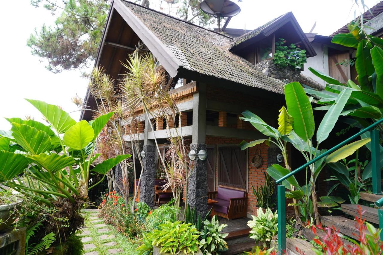 Rumah Stroberi Organic Farm & Family Lodge Лембанг Екстериор снимка
