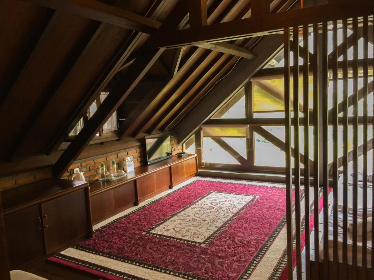 Rumah Stroberi Organic Farm & Family Lodge Лембанг Екстериор снимка