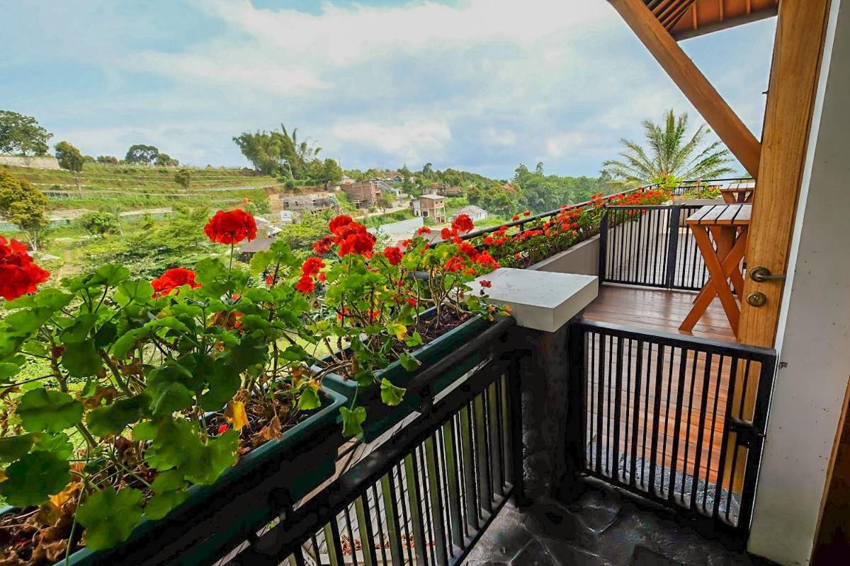 Rumah Stroberi Organic Farm & Family Lodge Лембанг Екстериор снимка