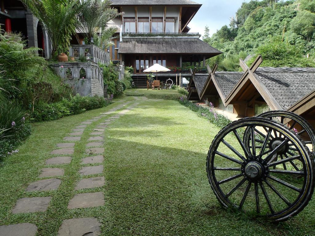 Rumah Stroberi Organic Farm & Family Lodge Лембанг Екстериор снимка