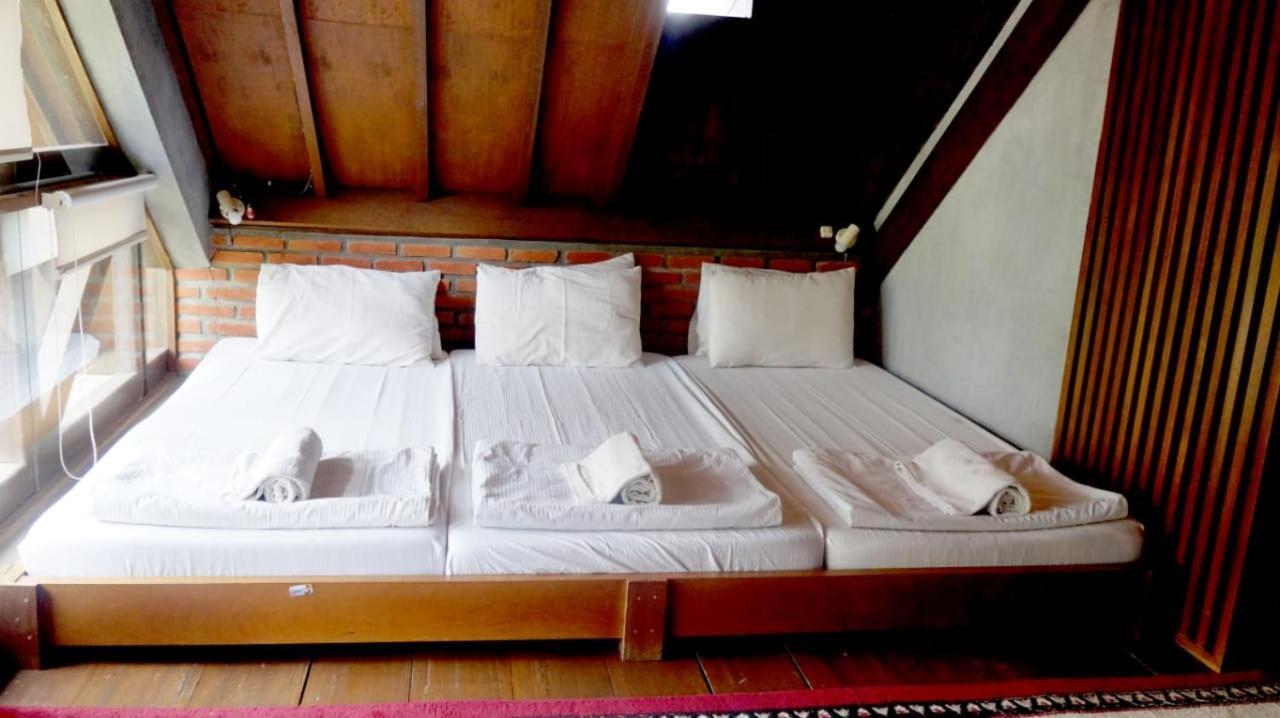 Rumah Stroberi Organic Farm & Family Lodge Лембанг Екстериор снимка